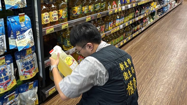 因應問題油品事件 新北跨局處專案查核未見問題批號 20 《圖說》衛生局截至今天下午4時,已查核轄內74家食品販售、製造及餐飲業者,均未發現問題批號產品。〈衛生局提供〉