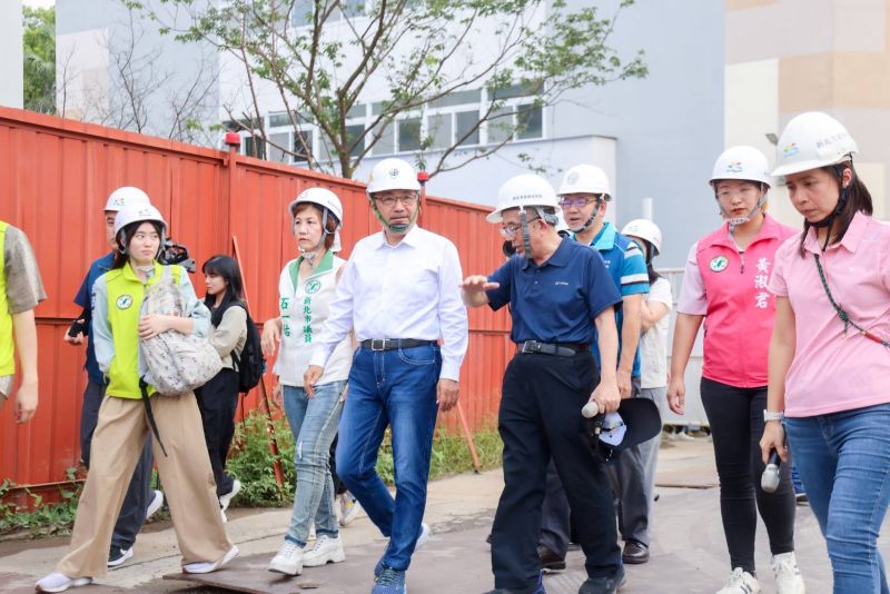 行動治理到板橋廣納建言 侯: 持續打造宜居幸福城市 8 《圖說》侯友宜市長實地視察華僑高中透水保水工程。〈民政局提供〉
