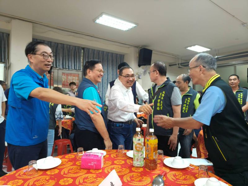 行動治理到板橋廣納建言 侯: 持續打造宜居幸福城市 12 《圖說》侯友宜市長感謝里長們長期協助推動市政。〈民政局提供〉
