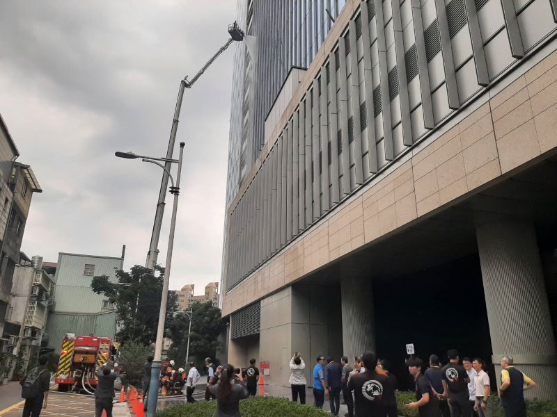 《圖說》台北板橋馥華艾美酒店營運前自衛消防編組暨火災搶救演練。〈新北消第一大隊提供〉