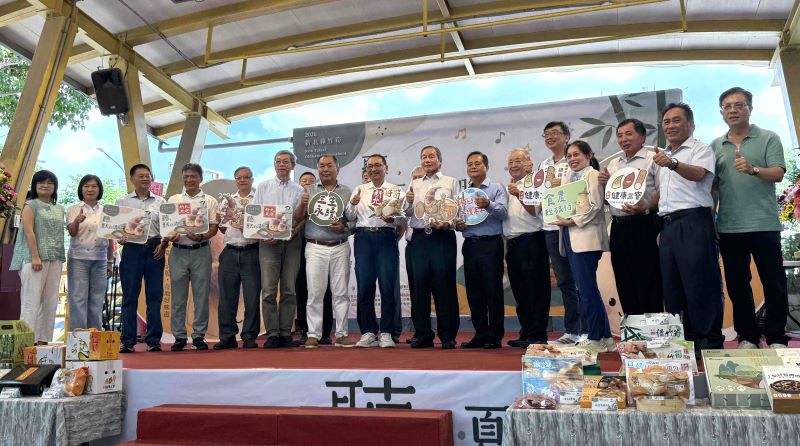 新北綠竹筍全國評鑑奪10獎 雙料冠軍4連霸 19 《圖說》市長侯友宜今日出席「115年新北健康三寶-綠竹筍頒獎典禮暨展售會」頒贈賀匾與獎座,肯定獲獎筍農精益求精的栽培技術,為新北農產再創耀眼佳績。〈農業局提供〉