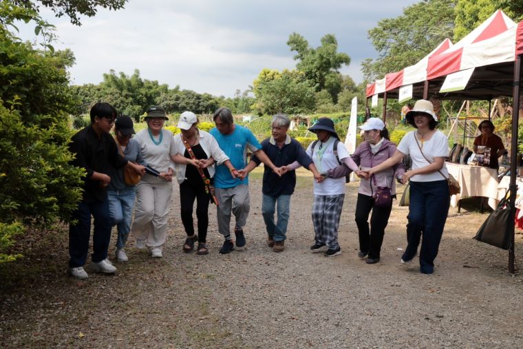 《圖說》民眾跟著農園Ina牽手圍舞，把豐收喜悅一起跳起來。〈原民局提供〉