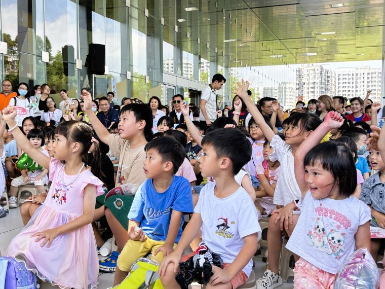 童戲一夏FUN假囉! 新北桃園七區八場免費演出 7 《圖說》現場孩子們熱情加入互動與有獎徵答,場面熱鬧萬分。〈林口區公所提供〉