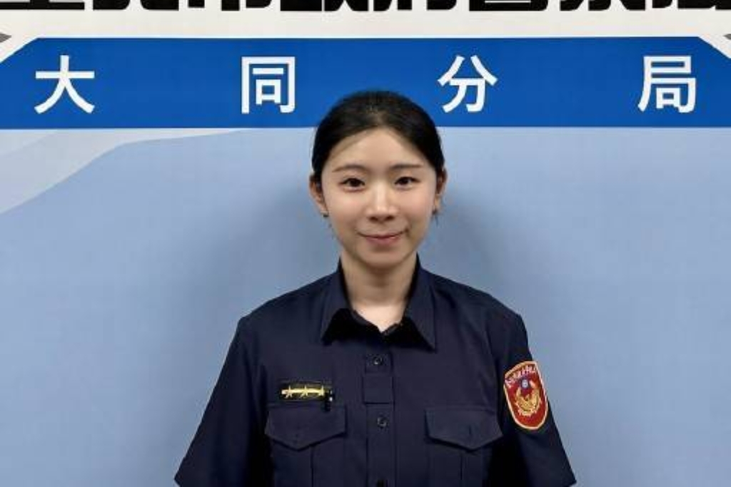 路倒返家  奶奶迷路獨坐在街頭  大同甜美警花暖心助回家
