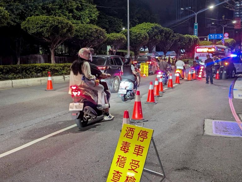 全國同步取締毒酒駕 新北警查獲43件違規逮22通緝犯 7 《圖說》新北警配合警政署全國同步取締毒駕專案勤務二。〈市警局提供〉
