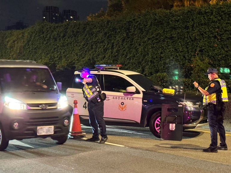 全國同步取締毒酒駕 新北警查獲43件違規逮22通緝犯 18 《圖說》新北警配合警政署全國同步取締毒駕專案勤務三。〈市警局提供〉