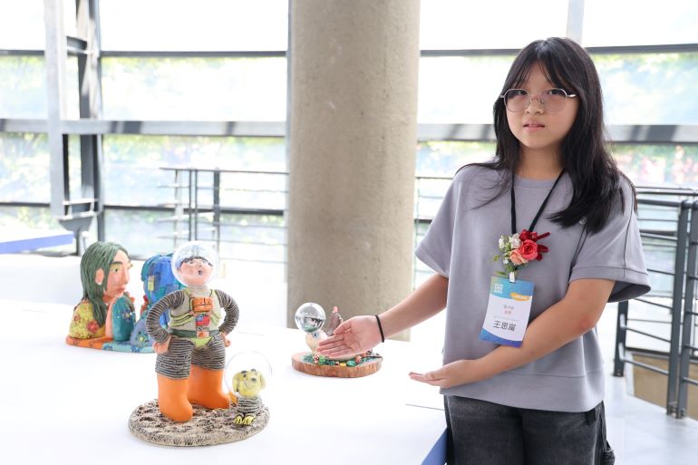 從太空探險到AI城市 兒少陶藝獎101件作品陶博館登場 21 《圖說》「立體雕塑類」國中組金獎,王思甯《戴上太空盔的世界》。〈陶博館提供〉