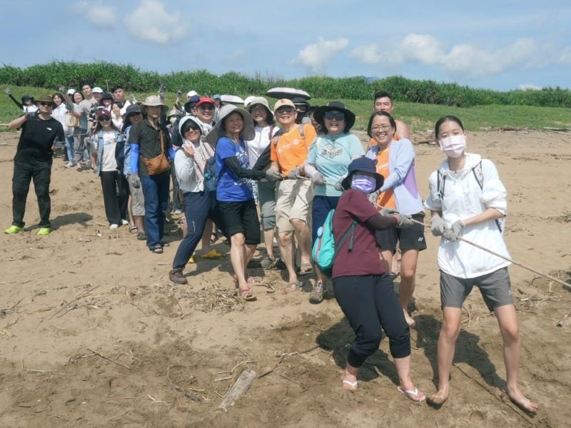 從照顧健康到守護環境 土城醫院北海岸淨灘落實ESG 12 《圖說》土城醫院同仁齊力拉繩體驗傳承百年的在地傳統牽罟捕魚文化。〈土城醫院提供〉