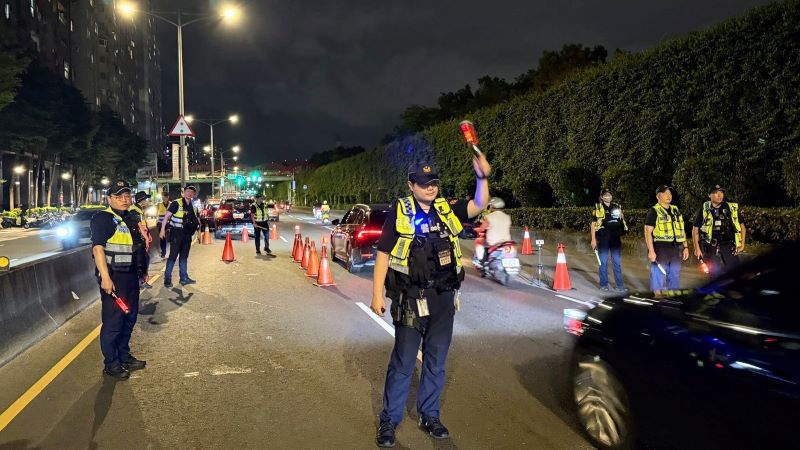 永和警封鎖路檢掃酒毒駕 方仰寧督軍強勢執法 5 《圖說》永和警同步執行擴大臨檢專案行動,設置5處封鎖式路檢點。〈永和分局提供〉