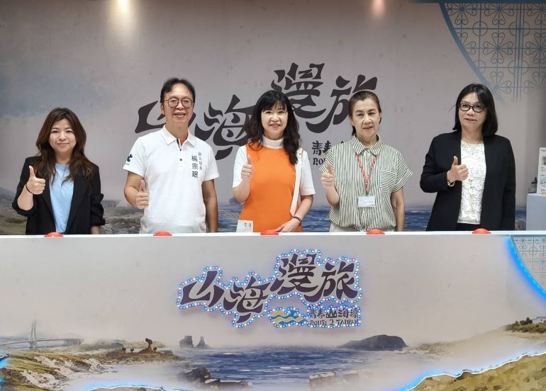 暑假輕旅行 漫遊青春山海線3款旅遊套票7/7開賣 5 《圖說》「青春山海線-山海漫旅」整合市府團隊推出三大主題遊程,左二起;觀旅局長楊宗珉、經發局長盛筱蓉、文化局副局長于玟、十三行博物館長羅珮瑄。〈記者葉柏成攝〉