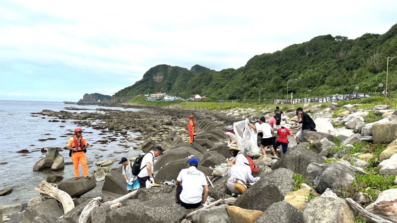 旅遊兼具公益 深澳鐵道自行車百人淨灘7/6報名 11 《圖說》參與民眾在專業人員引導下,無懼汗水實地撿拾海廢,深刻體驗環境教育意義。〈114年活動資料照〉