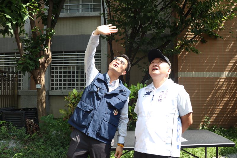 《圖說》工務局長馮兆麟(右)與拆除大隊長陳德儒(左)檢視新北市立圖書館板橋分館拆除重建工程。〈工務局提供〉