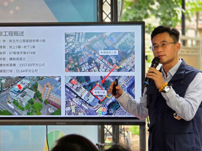 《圖說》拆除大隊長陳德儒說明新北市立圖書館板橋分館拆除重建工程規劃。〈工務局提供〉