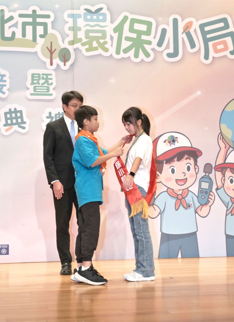 《圖說》新舊屆代表交接，延續環保薪火。〈環保局提供〉