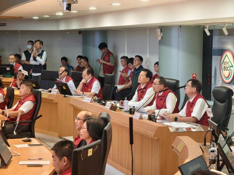 強颱巴威逼近 週五起影響最明顯 新北啟動防颱整備機制 15 《圖說》市長侯友宜專心聽取強烈颱風巴威發展狀態。〈消防局提供〉