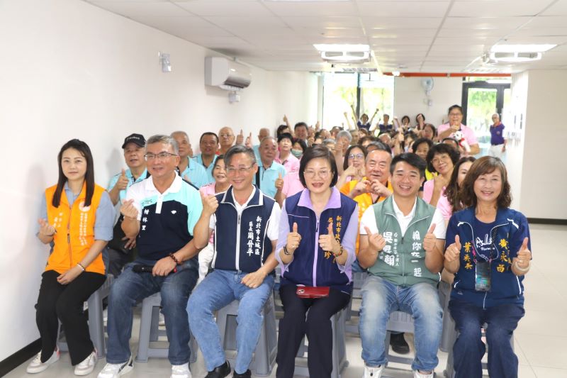 有讚福德正神功德會推動 新北第646處據點啟用 29 《圖說》新北市第646處有讚福德正神功德會據點啟用,地方民代和長輩熱鬧參加。〈社會局提供〉