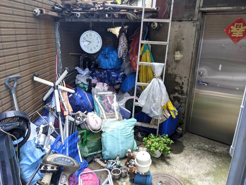 後巷還路於民 污水維護不中斷 新北違建勸拆成效顯現 18 《圖說》雜物的堆置不只造成污水設施巡檢難度也造成周邊環境衛生問題。〈水利局提供〉