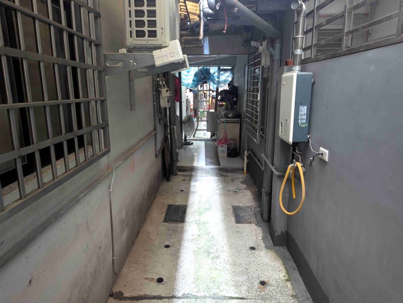 後巷還路於民 污水維護不中斷 新北違建勸拆成效顯現 19 《圖說》民眾經柔性溝通與輔導後,自行拆除違章建築。〈水利局提供〉