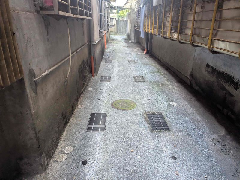 後巷還路於民 污水維護不中斷 新北違建勸拆成效顯現 20 《圖說》後巷污水設施完工後環境整潔又乾淨。〈水利局提供〉