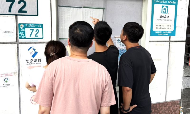 適性就學成果亮眼 新北錄取率98.61% 前5志願98% 5 《圖說》清水高中學生基北免查榜。〈教育局提供〉