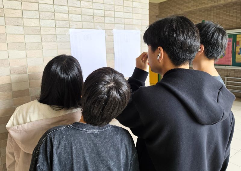適性就學成果亮眼 新北錄取率98.61% 前5志願98% 6 《圖說》海山高中學生基北免查榜。〈教育局提供〉