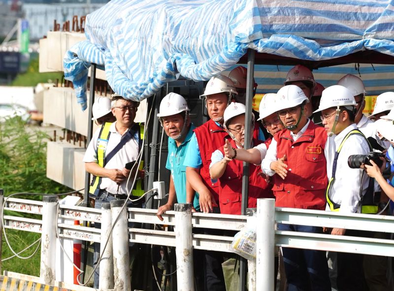 侯友宜視察塭仔圳建設 4號橋與土地整合同步推進 21 《圖說》市長侯友宜視察工進時提醒團隊注意颱風防汛工作。〈地政局提供〉