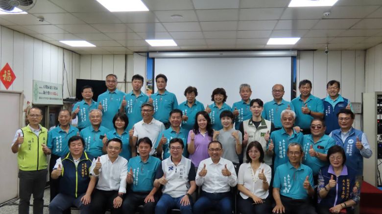 《圖說》侯友宜市長與地方仕紳泰山區里長們合影。〈民政局提供〉