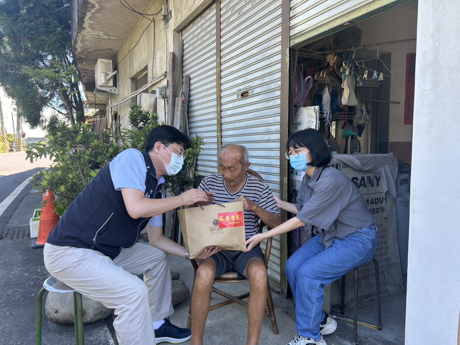 南投榮服處訪獨居榮民眷 關懷生活並提醒防颱整備