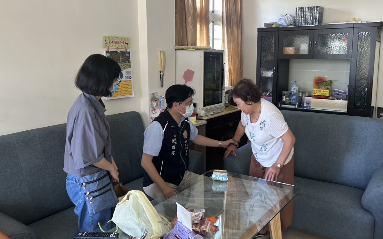 《圖說》南投縣榮服處總幹事吳瑞得(中)訪視遺眷黃媽媽(右)。〈南投縣榮服處提供〉