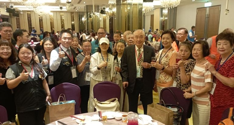 《圖說》臺北市榮民服務處長黃信仁〈左四〉、組長辜雅貞〈左三〉偕服務團隊及榮欣志工出席中華民國退伍軍人協會活動。〈臺北榮服處提供〉