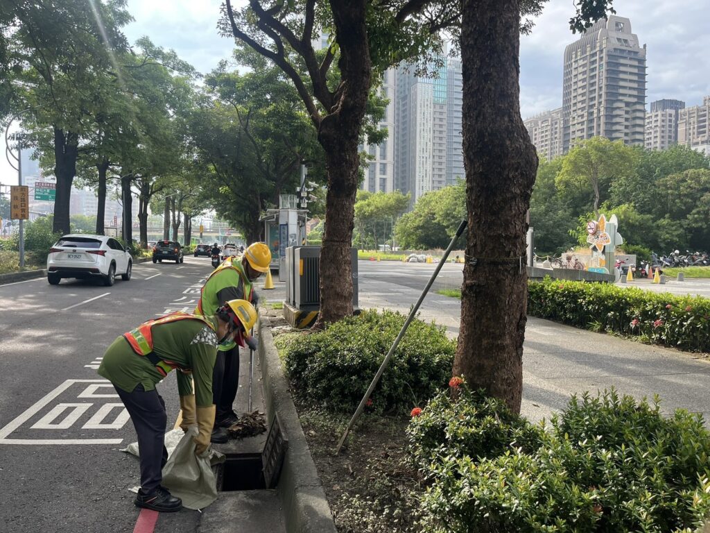 全力戒備巴威颱風 中市府跨局處防颱總動員 40 %E5%9B%A0%E6%87%89%E5%B7%B4%E5%A8%81%E9%A2%B1%E9%A2%A8%E4%BE%86%E8%A5%B2 %E7%92%B0%E4%BF%9D%E5%B1%80%E5%B7%B2%E6%96%BC%E6%B1%9B%E6%9C%9F%E6%9C%9F%E9%96%93%E5%85%A8%E9%9D%A2%E5%AE%8C%E6%88%90%E6%B8%85%E6%B7%A4 2