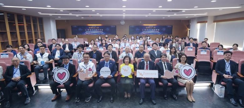 AI融入工程教育 龍華科大啟用運算中心打造技職新典範 23 《圖說》與會貴賓及師生合影留念,共同見證龍華科大AI運算中心正式啟用。〈龍華科大提供〉