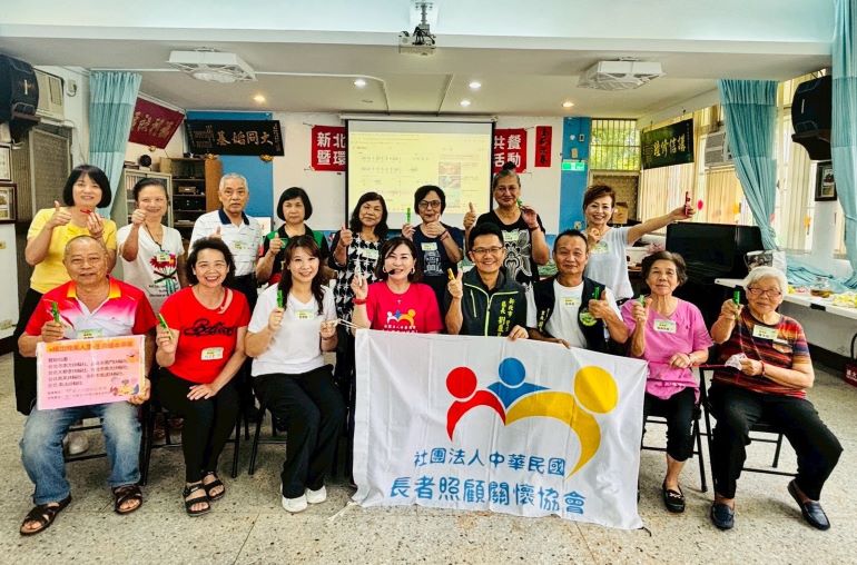 八旬長輩畫出人生彩虹 阿公〈我愛你〉阿嬤羞紅臉 6 《圖說》雙溪區中正社區舉辦「繪出晚美人生」成果發表暨結業典禮,雙溪區長劉盈良(前排右4)、牡丹里長游坤信(前排右3)到場鼓勵,中為長者照顧關懷協會執行長周淑玲。〈社會局提供〉
