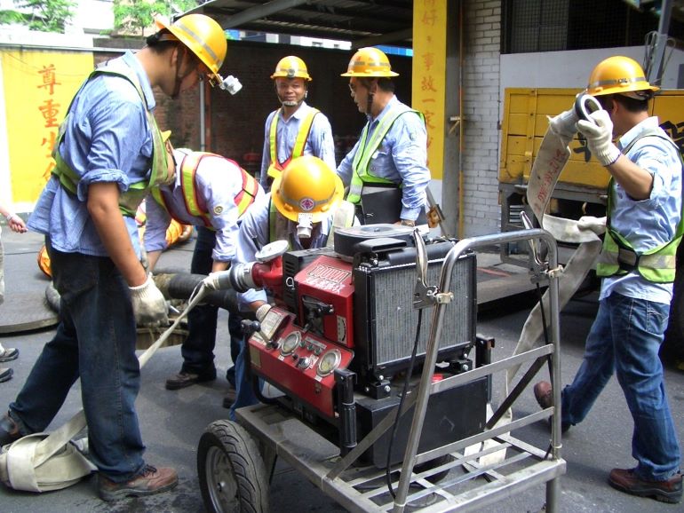 《圖說》台電北西區處人員測試並檢查搶修機具，隨時待命因應颱風可能造成的供電災情。〈台電北西區處提供〉