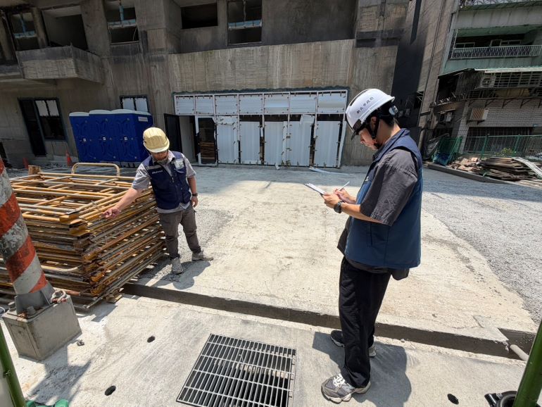 《圖說》工務局分兵多路抽查各建築工地，要求加強施工架、圍籬及塔吊等設備固定，以防強風吹折。〈工務局提供〉