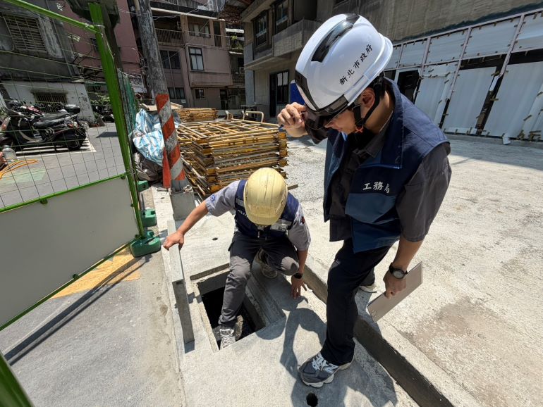 《圖說》工務局無預警突擊稽查各工地，務必清淤周邊排水溝渠，避免廢棄物或雜物堵塞，造成道路積淹水。〈工務局提供〉