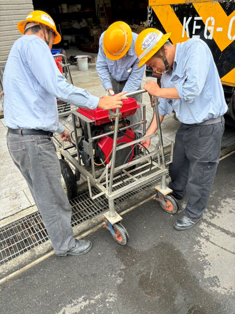 防範颱風來襲停電 台電北北區處籲善用網路查詢復電資訊 11 《圖說》台電北北區營業處巴威颱風搶修機具檢查。〈台電北北區處提供〉