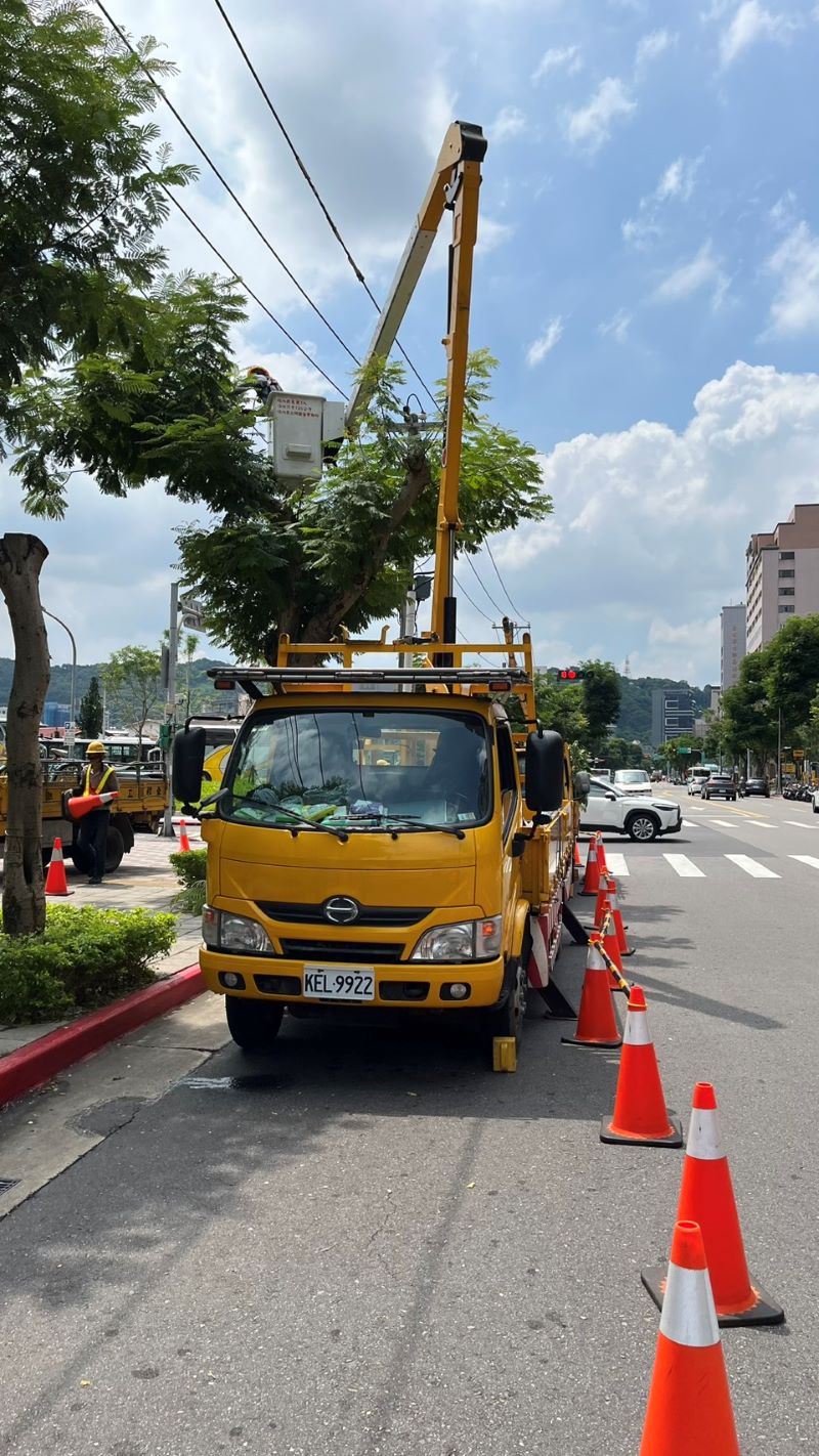 《圖說》台電北北區營業處巴威颱風修剪樹木。〈台電北北區處提供〉