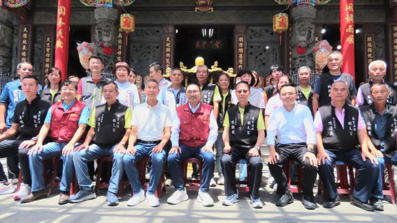 《圖說》鑒於颱風逼近，侯友宜市長至漁澳順天宮虔誠參拜，祈求媽祖庇境平安、風災無損。〈民政局提供〉