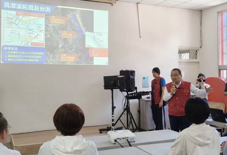 侯友宜行動治理前進萬金 督導防颱整備、推動長照建設 25 《圖說》侯友宜市長實地視察萬里瑪鋉溪護岸工程,緊盯強烈颱風巴威防汛整備。〈民政局提供〉