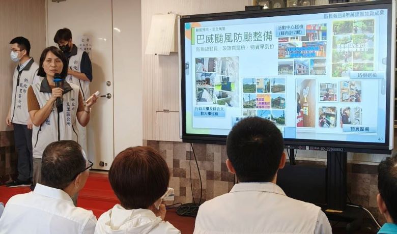 侯友宜行動治理前進萬金 督導防颱整備、推動長照建設 26 《圖說》萬里區長黃雱勉防颱進行整備簡報。〈民政局提供〉