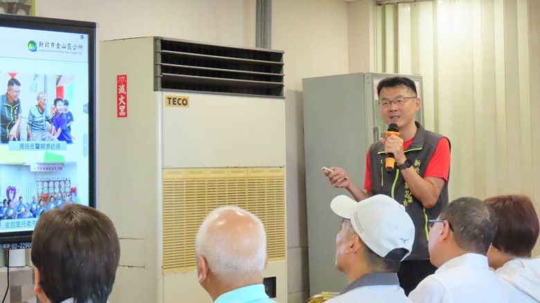 侯友宜行動治理前進萬金 督導防颱整備、推動長照建設 27 《圖說》金山區長劉昌松防颱進行整備簡報。〈民政局提供〉