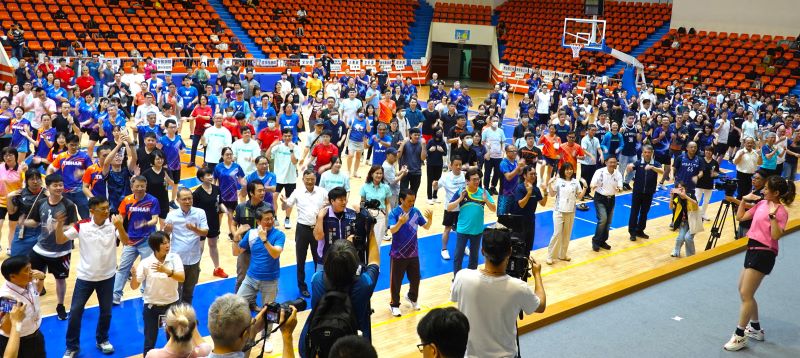 《圖說》有氧運動老師熱身帶動跳，現場氣氛熱烈。〈人事處提供〉