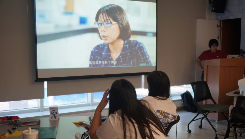 不只上課更要行動 新北高中生走讀野柳、淨灘體驗永續未來 24 《圖說》臺灣湛藍海洋聯盟執行長陳思穎講授「淨海之湛藍對策及討論」,引導學員思考海洋治理與永續行動。〈環保局提供〉