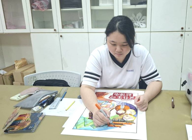 《圖說》鶯歌工商廣告設計科王怡文同學錄取國立臺北科技大學互動設計系視覺傳達組。〈教育局提供〉