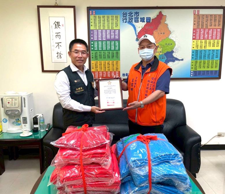 《圖說》臺北市榮服處長黃信仁回贈新任分會長王雲田感謝狀。〈臺北市榮服處提供〉