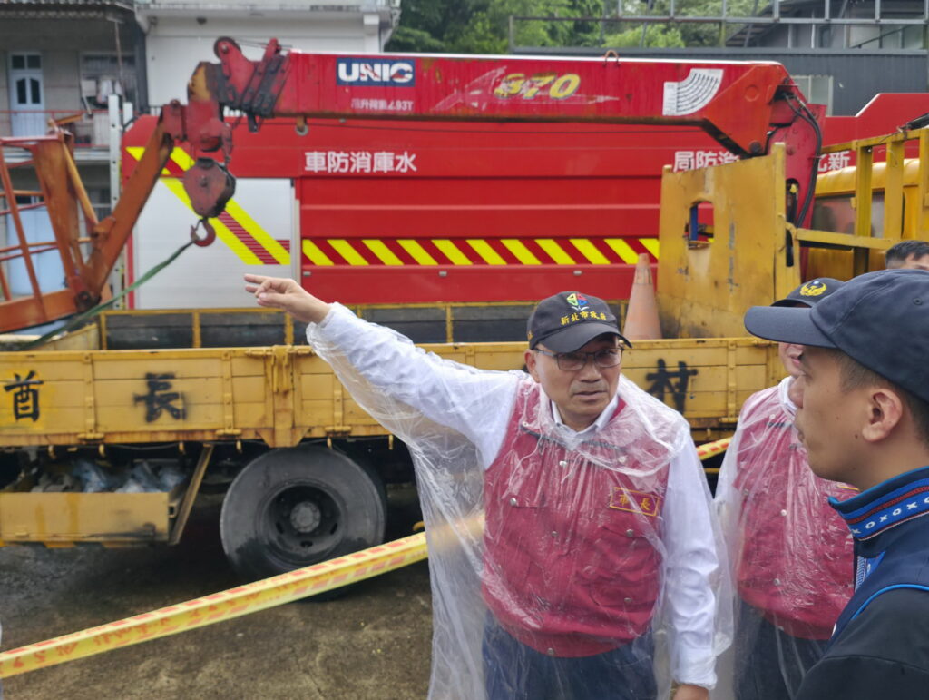 巴威颱風陸警發布 侯友宜視察新店社區邊坡搶災及烏來防颱整備 6 S 630841
