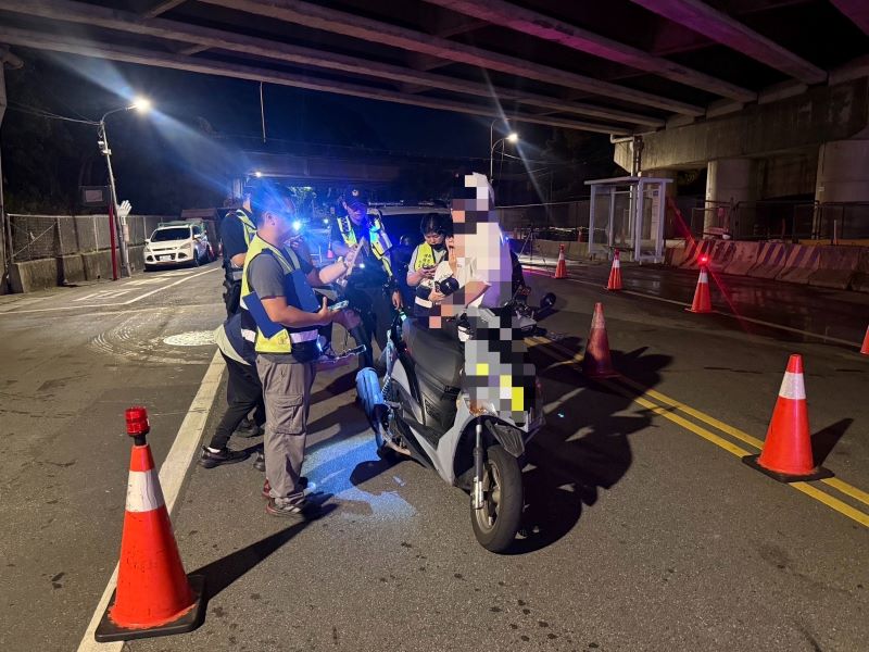 掃蕩夜間噪音車 中和警攜環保局攔查百餘車開罰 18 《圖說》中和警結合新北市環保局執行噪音車聯合稽查專案三。〈中和分局提供〉