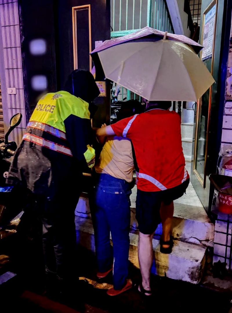老婦巴威颱風夜街頭迷途  永和警即時援助護送返家