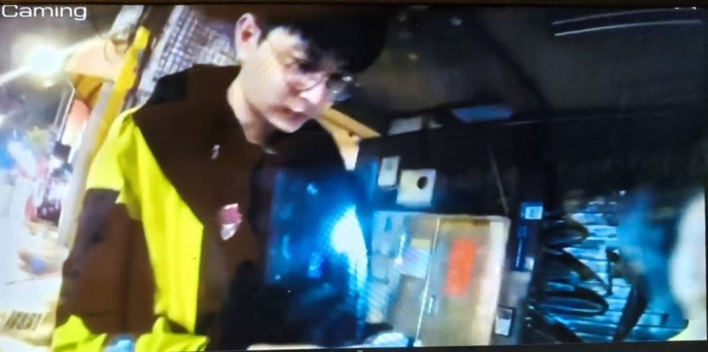 《圖說》員警透過詢問相關資訊及警政系統查詢身分。〈永和分局提供〉
